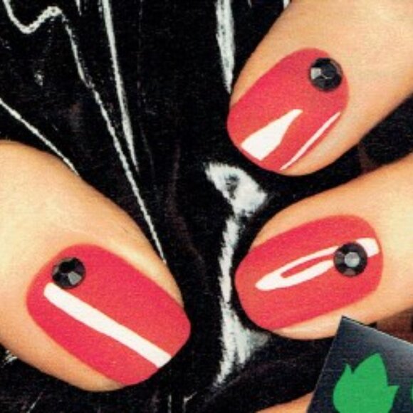 Spooky & Sparkly Nail Art - Picture 1 of 3